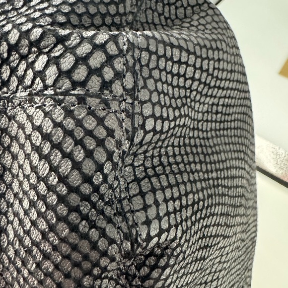 Aimee Kestenberg Genuine Leather Lizard Embossed Shoulder/Crossbody Bag Black - Picture 13 of 17